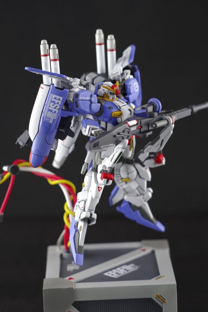 ビームスマートガンとの接続はHGのキットを参考にして、2段になった板状のパーツを挟ませて本体側及びスマートガン側にネオジウム磁石を組み込んで簡単に着脱出来るように接続しています。