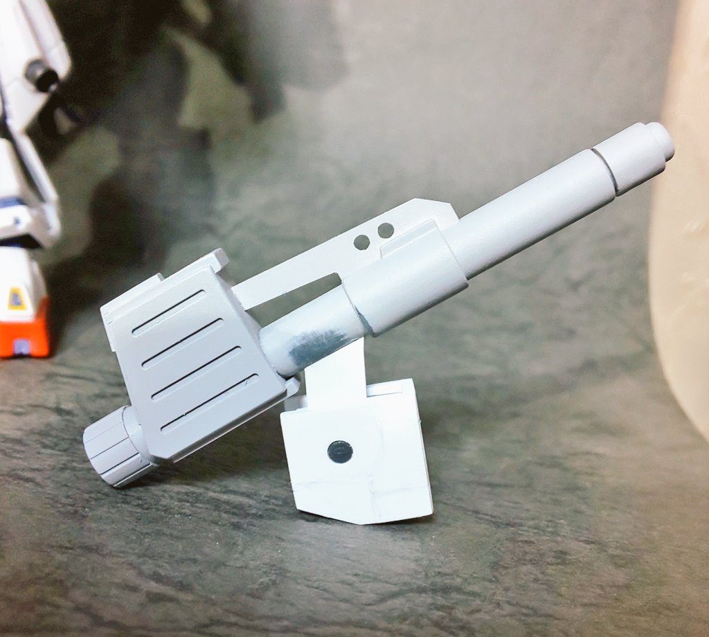 ガンダムのキットに付いていたハイパーバズーカを切り詰めてプラ材を組み合わせて作成しました。フルアーマーガンダムのキャノン的なものが作って見たかったというだけで、ハイザックはオマケ。