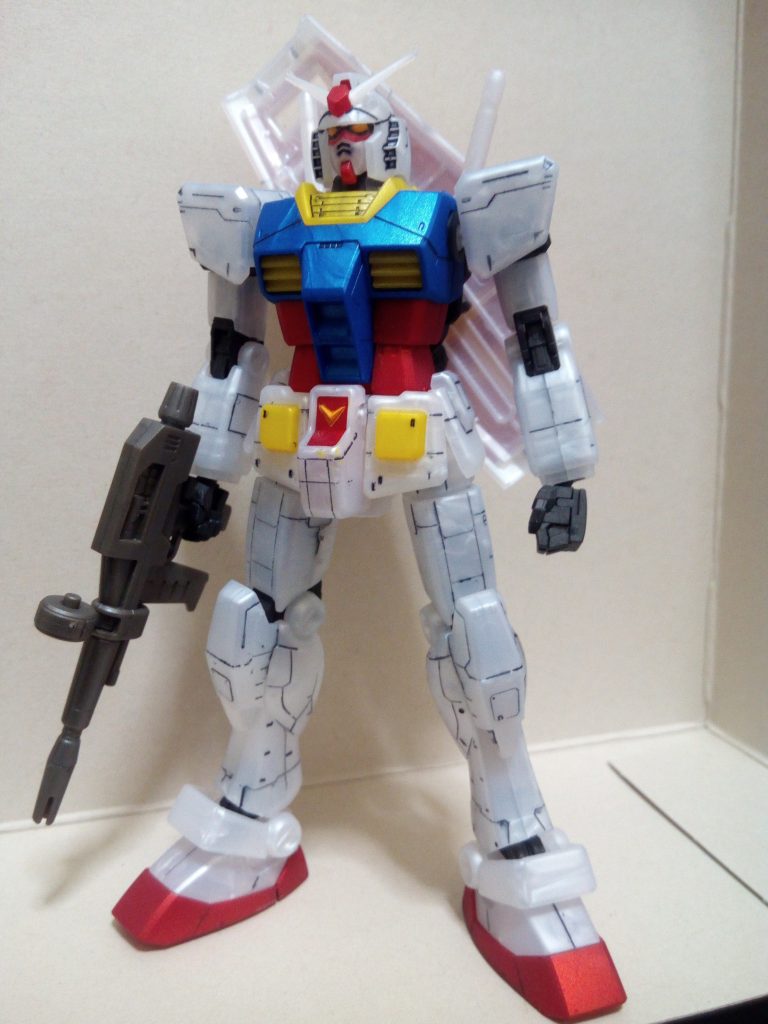 アンテナの安全フラッグを切って、スミ入れしてつや消し吹きました。目とＶマークだけちょちょいと塗りました。筆塗り下手すぎて笑えますが、それもまた思い出と言う事で。今思えば、メタリック成型だしつや有りも良かったような(；^ω^） 