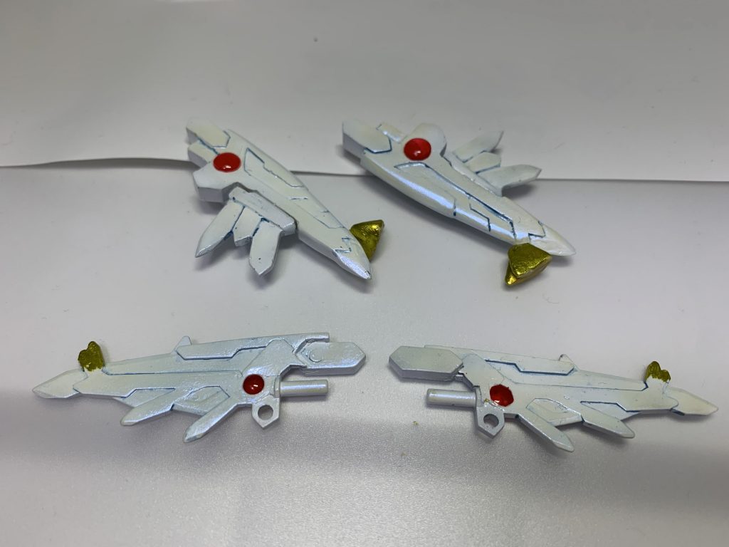 自作パーツ。石膏粘土やプラ板で原形を作って、おゆまるで型取りポリパテで複製しました。足に見えるように太く太くしてます。代わりに、GNガンブレードは余計な接続ピンなどは切り飛ばし、ブレード同士の接続もマグネット式にしたりして薄くブレードと言えるような感じにしてます。アニメだと、このパーツがシーンによってうまいこと太さ調整されてる感。