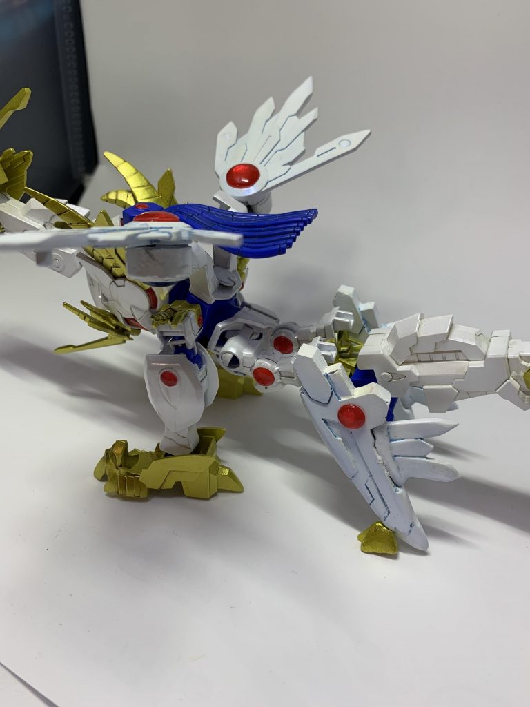 翼やGNガンブレードはクレオスのクリスタルカラーサファイアブルーの上にクリアブルーを薄く吹いて、墨入れも青系にしてボディのムーンストーンパールと差別化してます。