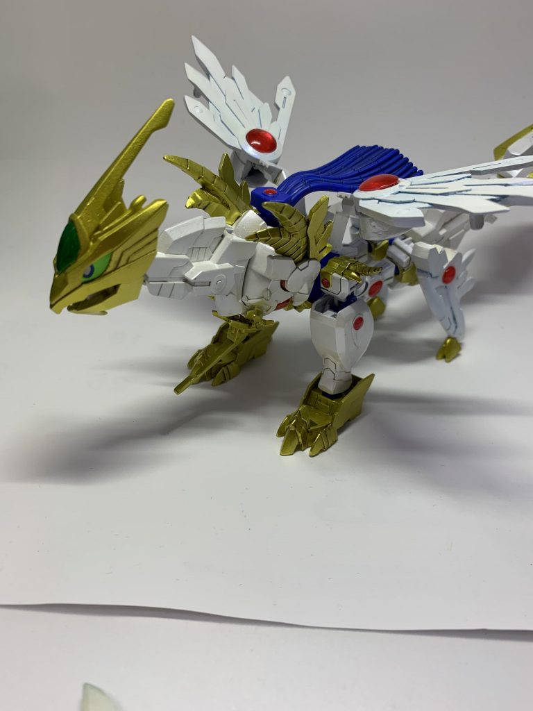 後ろ足になるGNガンブレードがどうにも薄いので、自作しました。赤いパーツは透明UVレジンをクリアレッドで塗っています。ドラゴンの頭部のグリーンの部分も透明UVレジンをガイアカラーの蛍光イエローグリーンで塗ってます。パール塗装やゴールドを下地にすると思ったよりも奇麗な赤色や緑色になりました。