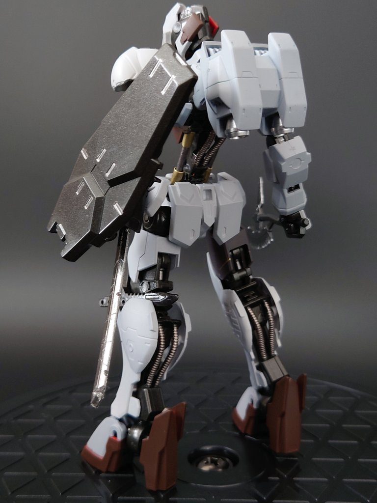 バックパックがついているが推進剤を手に入れることが出来ない為、基本は地上戦しか出来ない。