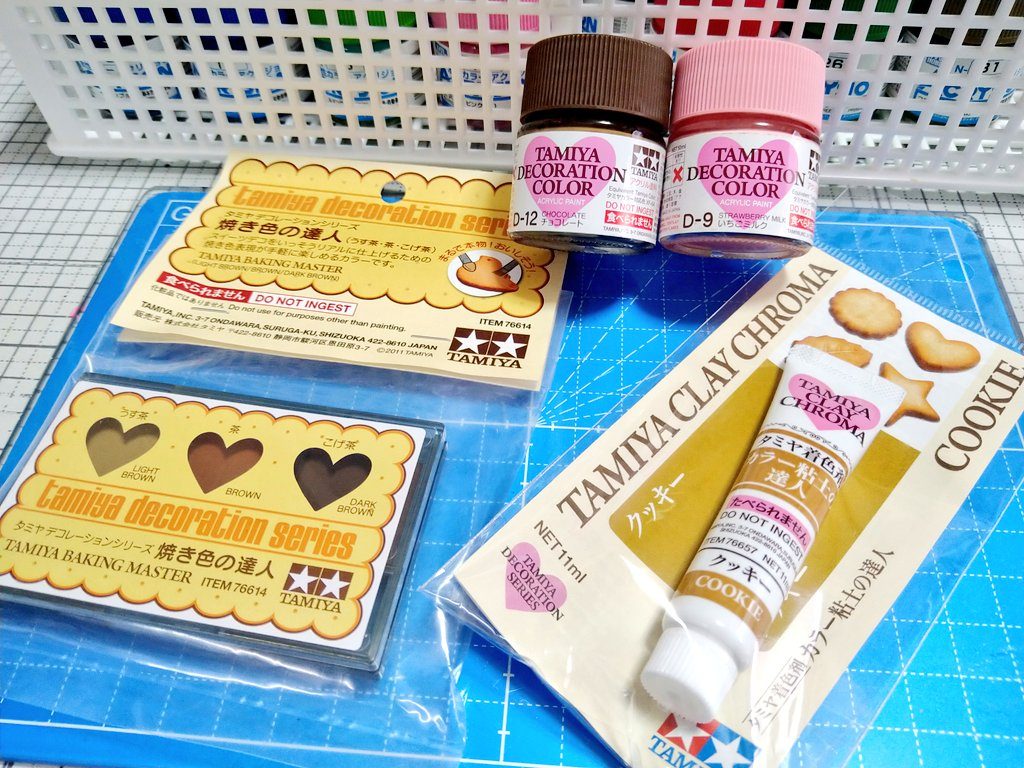 チョコやクッキー部分の塗装はタミヤのデコレーションシリーズを使いました。お菓子作りにドンピシャな色が揃っていて、めちゃ助かりました!
