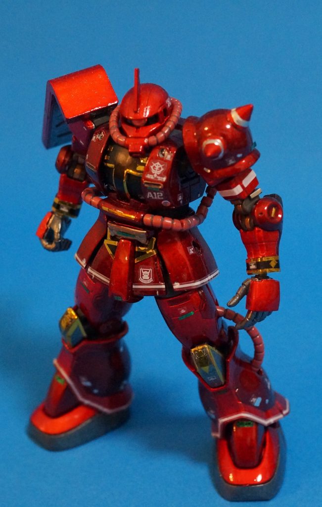 無改造でも色が違うだけで全く印象が変化するのが面白い。オリジンはパネルラインが豊富なので、クリアレッドのベースとしてのシルバーを、クロームシルバーとメタリックグレーで塗り分けておくことでRGのような変化と情報量を演出できる。