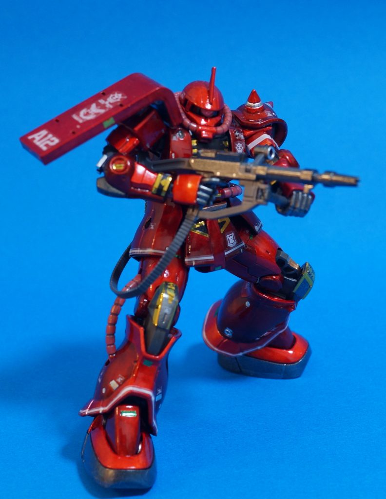 手持ちのHGアイズは付属シールより一回り大きく、フレームに干渉したため、上を少しカットして、グフのような目つきの悪い上目遣いに。目が大きくなってもハッタリとニラミは損なわず、メヂカラキープ。