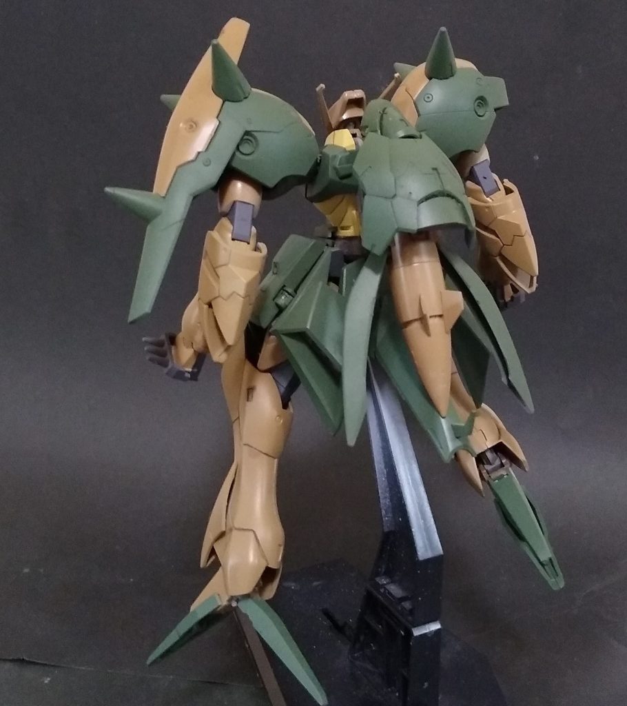 リアガブスレイとして見るときは疑似太陽炉はプロペラントタンクにでも見て頂きたく。バックパックと腕に追加しているパーツはアルスアースリィのものです。ガラッゾと同じメカデザイナーなので相性はよいかという思いつきです。