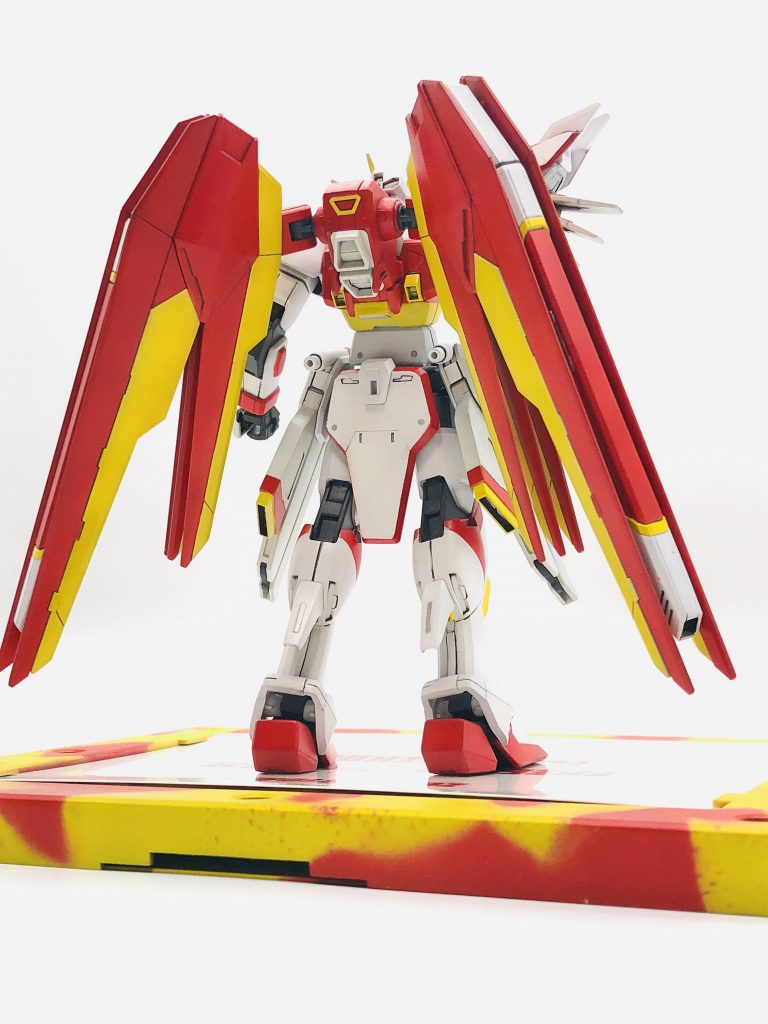 今回若干心配だったのがイエロー部分の塗装。コロナの影響で最寄りのプラモデル取扱店が自粛によって閉まってしまったので手元にあるクリアイエローで塗装。塗膜が厚くならないように慎重にエアブラシを吹き付けました。