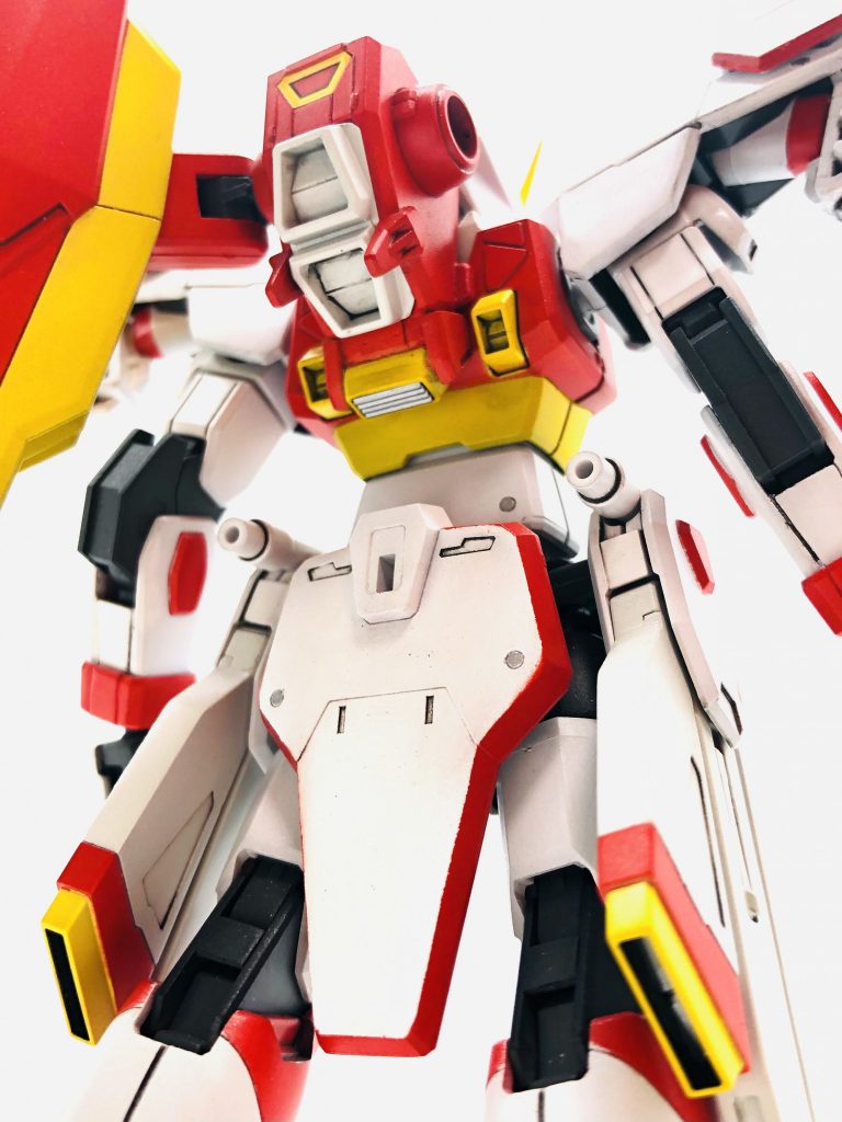 後述するのですが、フリーダムのように羽のある機体は手に持つ武装が羽に干渉してしまいがちなので、パックを上に2㎜ほど上げることで可動域を確保。