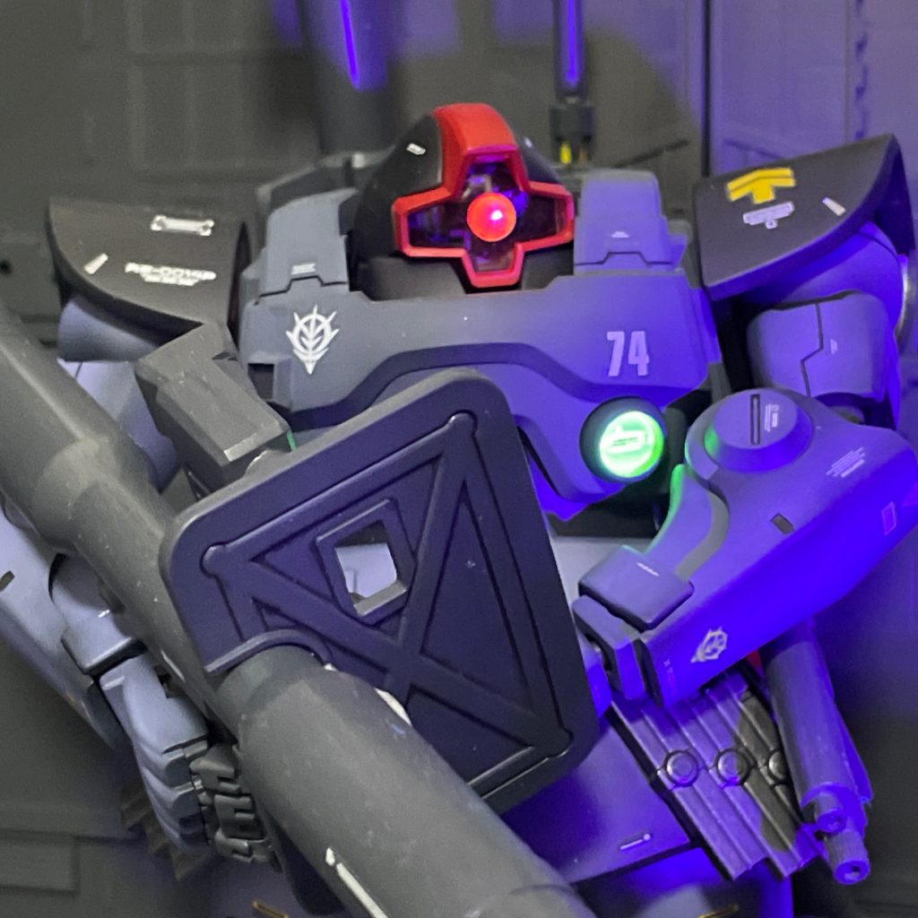 モノアイと胸の丸いところは蛍光塗料で塗装してあるので、ブラックライトでピカーと光ります。😙😙