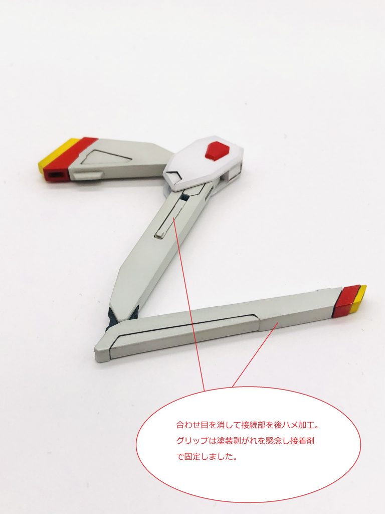 今回フレイムフェーダー仕様に塗装。大理石風塗装によって、炎をイメージしたカラーに仕上げました。また、ポストカードの下にステンレス板を敷くことでベース上でも自立できるようにしました。