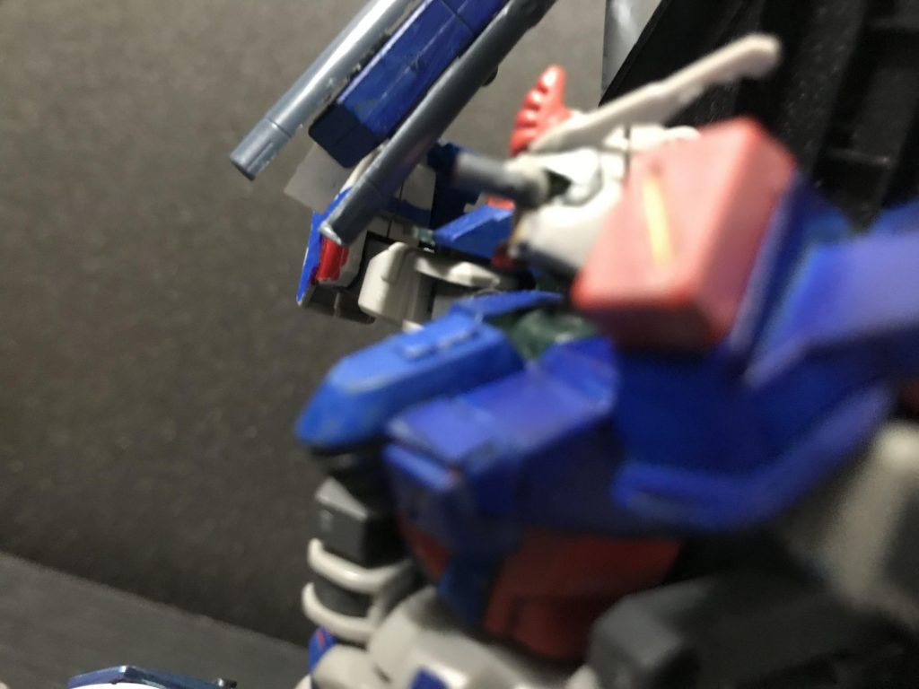 頭部のなんか凄いやつは、これその辺の落ちてたアンダーゲートみたいなのを使ったよ!両面テープで貼って、赤で塗って!そんだけ