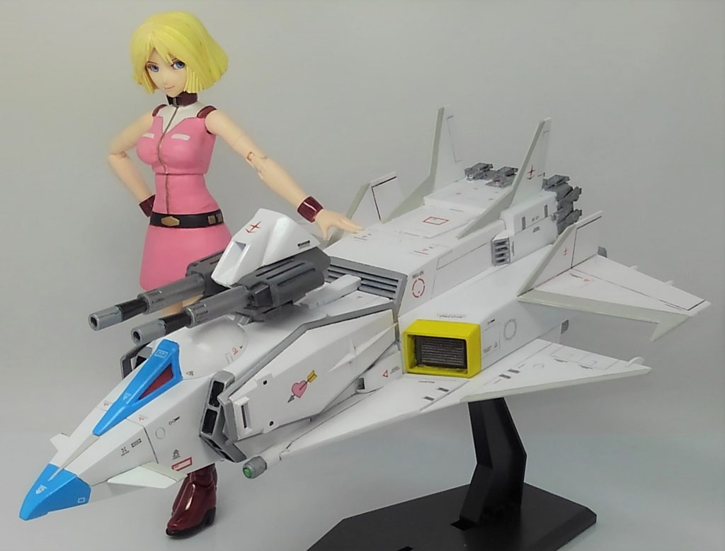 Gファイター風エアバイクです。子供の頃このキットは作成したことがありましたが、久しぶりに作ってみたところめっちゃ手強かったです。合わせ目というより合わせ段だし。当時、子供心に翼が小さすぎるだろと思いましたので、今回は翼を増設しときました。カラーリングはクラッシャージョウというアニメの宇宙船、ミネルバのモロパクです。