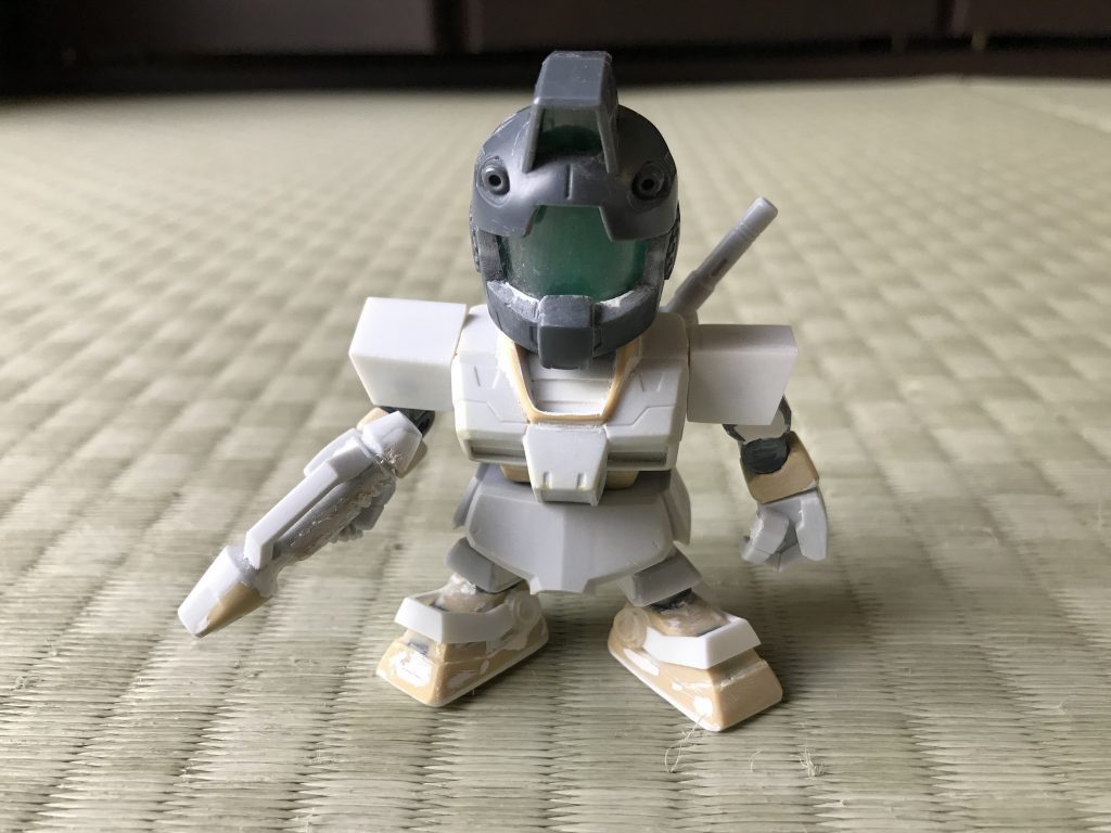 顔のグリーン部分はくり抜いて、ペットボトルの切り抜きをはめ込み、100均で買った