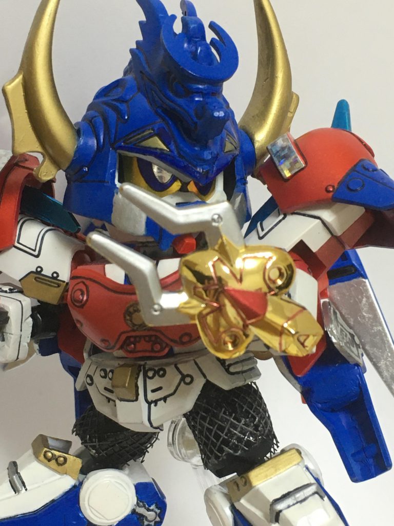 塗装はガンダムマーカーエアシステムを使用。兜の角は片方紛失したため、おゆまるで型取り、レジンで複製。表面処理に苦労しました。