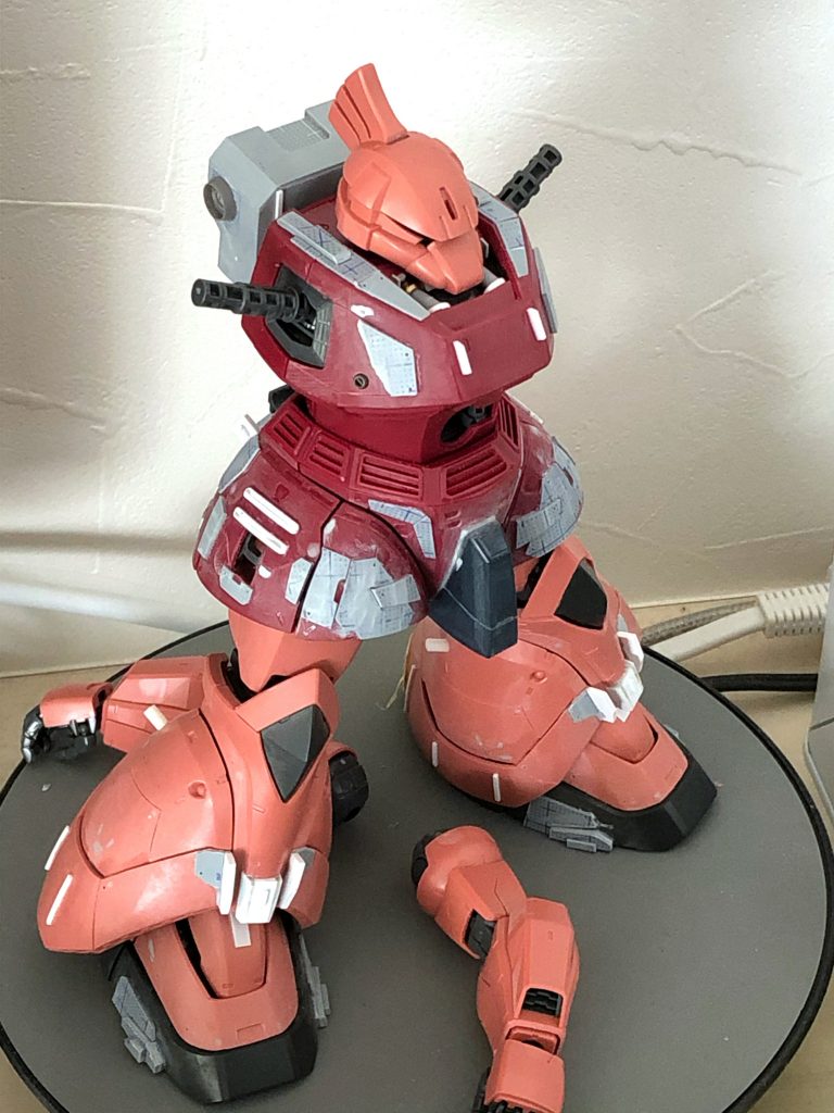 ディテールアップのポイント　ノーマルのゲルググがマリーネやイェーガーに比べて味気ない部分があるのは、外装がツルッとしている部分が面積的に多く大味な印象を与えてしまっていると思っており、腰回りのスカートと下肢のフレア部分が特にそれを印象付けていると思うので、多くのディテールアップを施しています。　腰回りには武装類をマウントするハードポイントを施しましたが（未熟なもので）機能はしません。下肢部分のフレアは途中で落ち込み部分を作ってアクセントにしています。肩装甲はイェーガーっぽくしました。