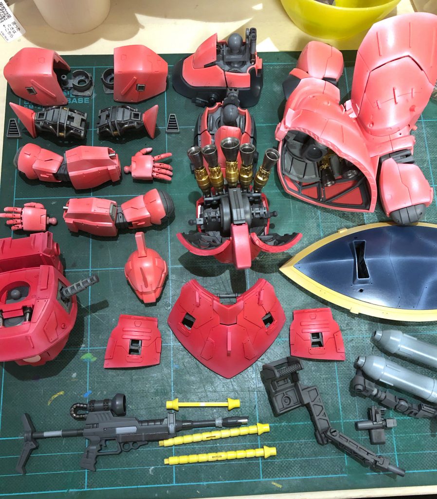 塗装　塗装は冒頭でも書いたとおり人生初のシャア専用機カラー。皆さんの制作記を見ると発色のコントロールや思い通りの色味に苦労している方が多かったので、赤い彗星カラーとはなんぞや。と自分の中でしっかり決めて選色しました。通常のシャアピンクと呼ばれる部分はピンクなのかオレンジっぽさがあるのか、はたまたオリジンのように赤いのか、皆さんイメージが色々あると思います。　アニメ映像のイメージ色はピンク、だけど「赤い彗星」の異名なのでピンクに寄せたレッドに。濃い赤はマルーンよりもベーシックなレッドに寄せました。一気に塗らないで、それぞれ3回くらい重ね塗りしています。サフはピンクサフを使いました。ウェザリングで汚す前は理想通りの発色になり、ホント汚したくなかったですw