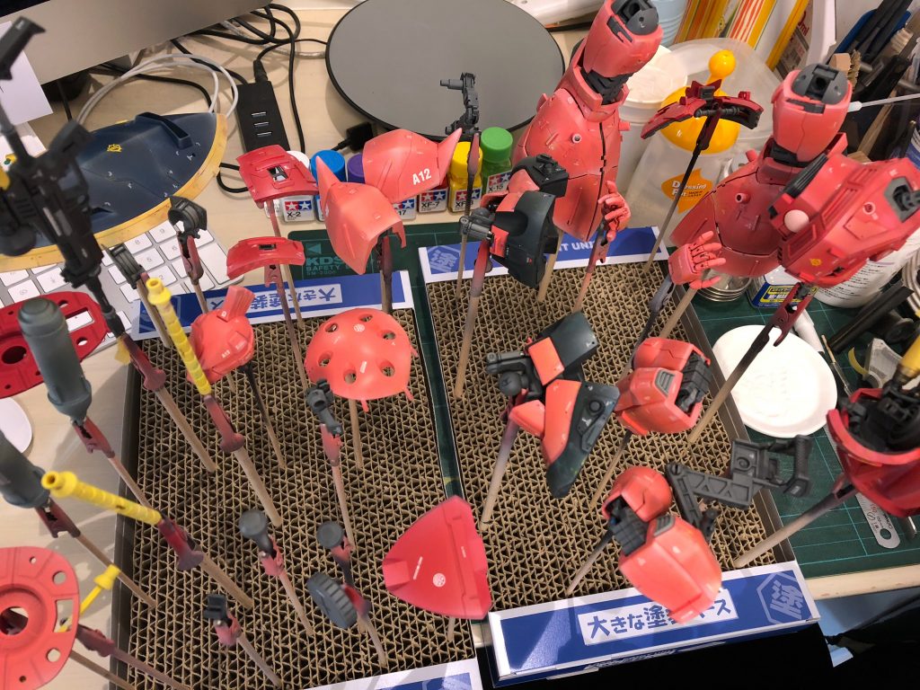 ウェザリング　ウェザリング工程では宇宙用ということもあって、どういう汚しがいいのか考えました。　シャア専用機ということであまりダメージは受けてないからキレイ目にと思いましたが、アムロとの戦闘はすべて激戦で砂塵の中や腕を切り落とされたり、ビームや爆発の攻防の中をくぐり抜けて戦っているので、綺麗にする必要はないなと思い普通に汚しました。　地上用だと上から下へという意識を持って汚しますが、無重力の宇宙空間はそのセオリーをやめたほうがいいだろうという考えと、地上よりも強い紫外線や近距離での爆発などで塗装も傷みやすいかなと思ったのと、細かいデプリもパチパチいっぱい当たるだろうということで満遍なく汚してますが、ひととおり終わった後にやりすぎたカモと思っています。