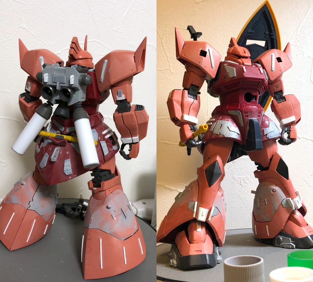 YMS-14 ゲルググ 制作　今回の制作テーマは「パーツのスクラッチ」と人生初の「シャア専用機カラー」の塗装です。シャア専用機といえば、ザク、ズゴック、ゲルググの三機ですが、これらに共通するいわゆるシャアピンクの塗装をしたことがありません。　ガンプラで一番作ってきた初代ガンダムシリーズですが、あの狂乱の第一次ガンプラブーム期にすらシャア専用機としては作ったことないんですよね。各部の主な改造箇所は以下のとおり・ゲルググJっぽいバックパックをフルスクラッチ・ライフルとシールドのマウントアームを作成・肩と股間付け根関節部分にディテール追加・前腕部の熱核ジェットエンジンを速射砲へ・全身にディテールアップおよびディテール追加