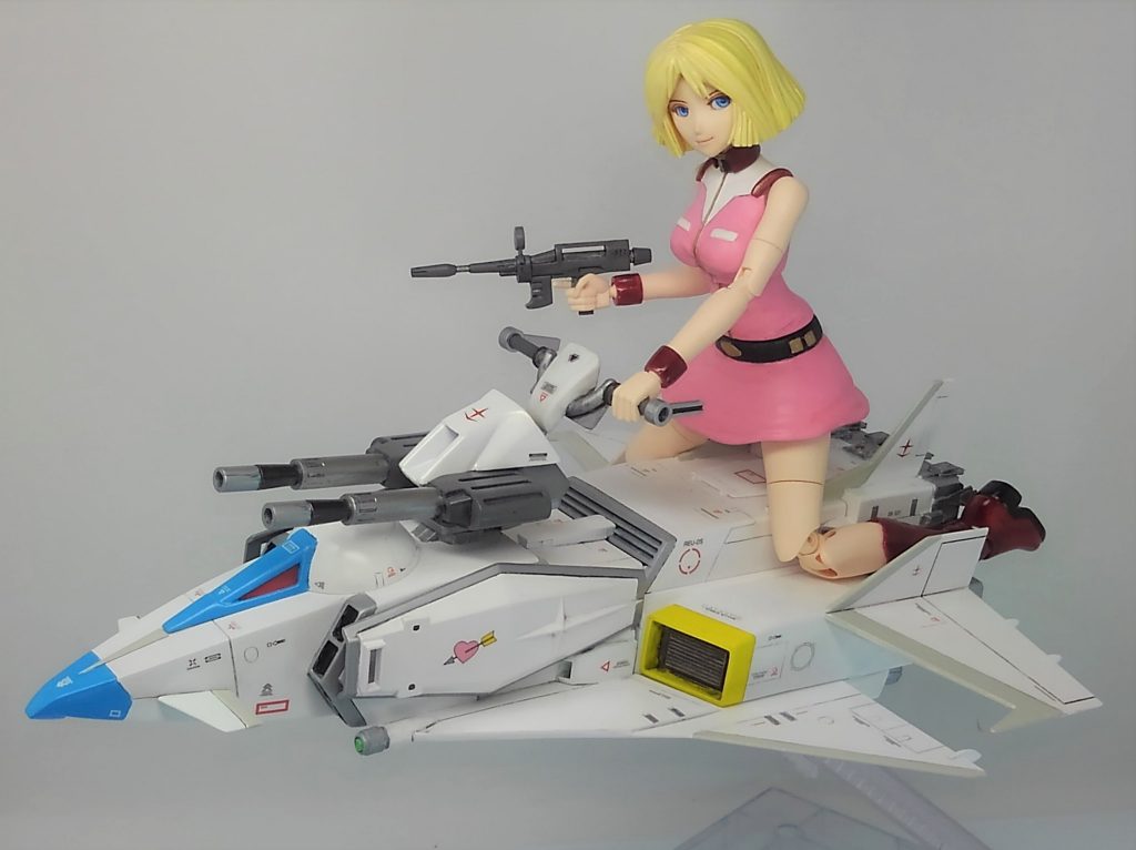 ボールジョイント接続のハンドルでセイラさんを固定します。足はフリーですが、構造があたかも乗せるためかのようになっているため、めっさ安定してます。