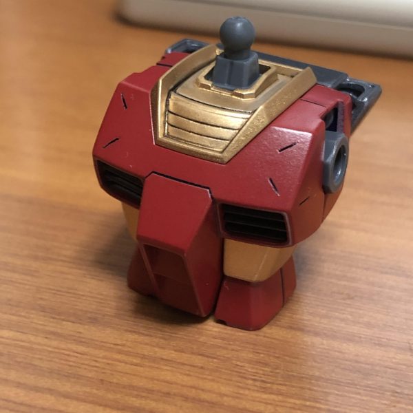 ファミコンカラーRX-78初めてまともに塗装してます。盾がファミコンのコントローラーみたいだなあと思い立って、キットと缶スプレーと勢いで購入。きちんと完成させられたら、今度はエアブラシを触ってみたいです。（1枚目）