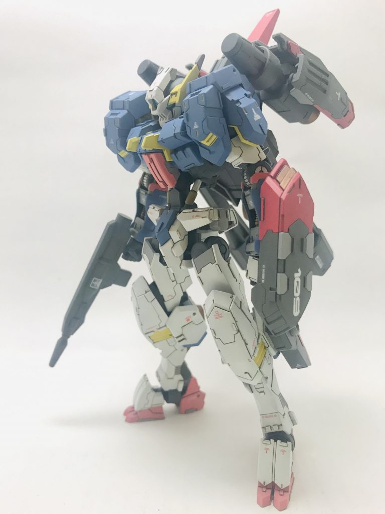 似たような写真ですが、少し横からのシルエットがお気に入りです。またシールドの数字が逆なのは置いといて、余りパーツの関係で武器がライフル一丁のみになってしまいました。鉄血世界では厳しそうです。