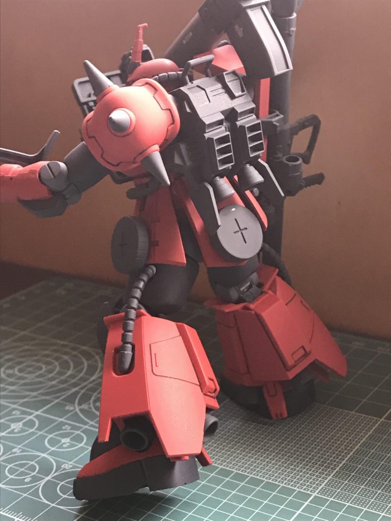 武器てんこ盛りのMSはやはり好きです。カラーリングも少し変えてみました。デカールは自分の技術が足りないのてあまり貼る場所が見つからず公国のエンブレム一点です。hgucのザクF2とジョニーライデン専用ザクのミキシンシグでマシンガンにはバヨネットつけました。