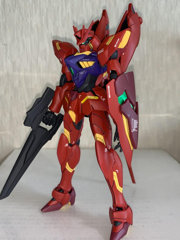 本体色はサザビーレッドを使用しています。小豆色には黒サフ→シャアレッド、胴体は黒サフ→パープルでいきました。ツインアイはいつも通りシールを切って使用、メインカメラ(と思っている)部分とお腹ビーム砲、頭部バルカンはシャインシルバー→クリアグリーンにて塗装しています