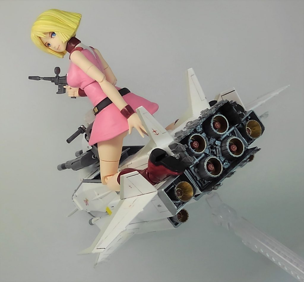 後部は旧キットなのでツルッとしてました。バーニアを追加。ジャンクパーツとランナーくずを適当に貼ってディテールにしました。