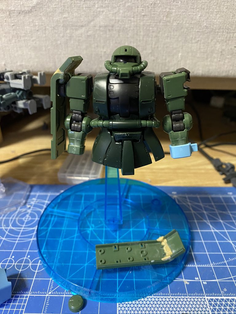 主な改造ポイントはシールドの加工とスラスター追加とバックパックの変更です。