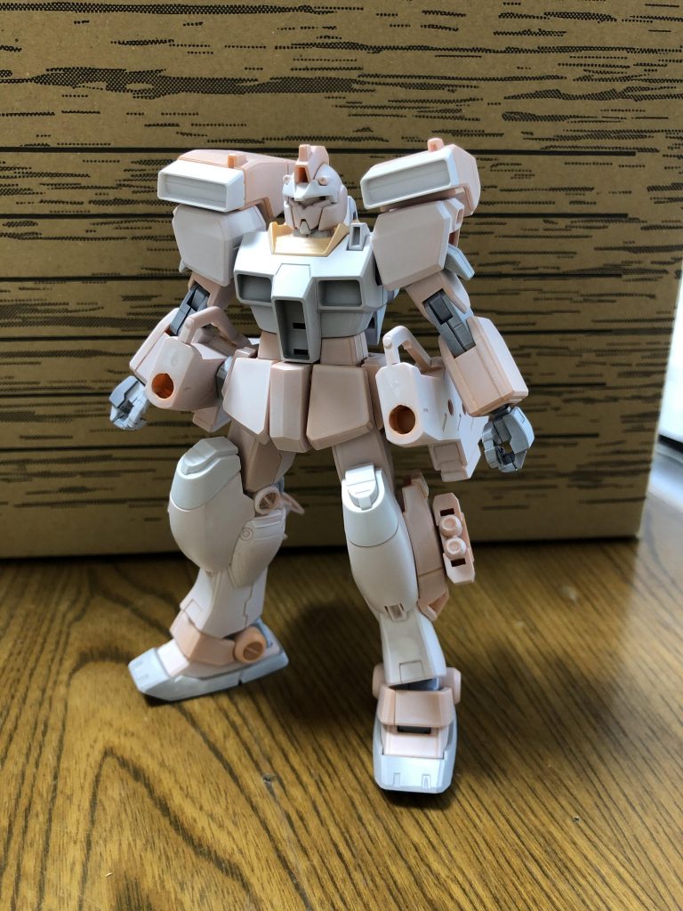 ホワイトサーフェイサーの1000番を全体に吹きつけた後です。後ハメの部品は除いて、後から嵌められるようにしました。大変でしたが、頭を凄く使ったので面白かったです。