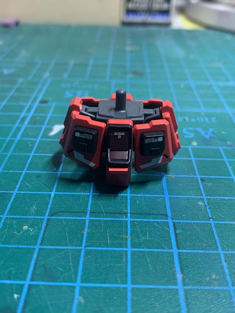 下半身はフロントとリアとサイドにプラ板でディテールアップ V字マークは削りこみ0.5ミリプラ板を貼り付け