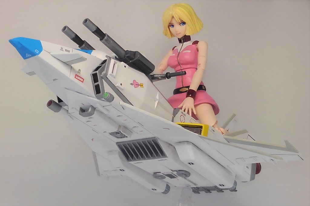 機体下部も適当にディテール追加しました。このキット付属の台座とういにんぐふみなの台座を貼って多少スジボリしました。