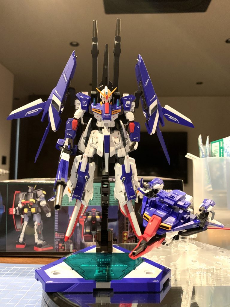 撮影ブースに入れる前に完成写真。特徴あるつま先を強調するため、台座にて浮かしております。