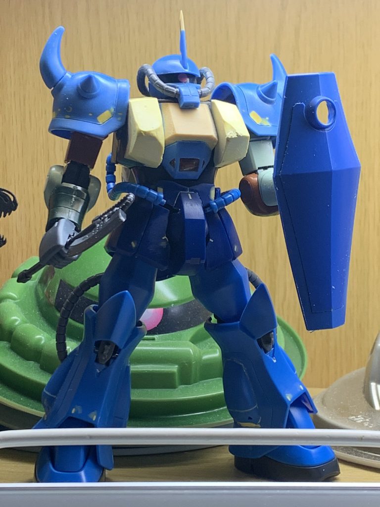 発掘したザクの腕を装備。肩はoriginなので可動もまあまあ賄える?胸にパテを盛りに盛る。その場の気分で行った改造ではあるものの、わりと良い具合に。