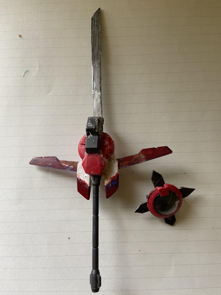 大型太刀及びGN手裏剣フリートRの時に制作したソードメイスを改良したもの、ウィングパーツを展開することで、粒子を解放ライザーソードのような攻撃が可能な点は同じである、手裏剣はビットに変わる遠距離対応用の武装、コンデンサーに粒子をチャージ、投擲すると同時に粒子を解放し切れ味を強化する(ただし宇宙空間で投げると戻ってこない)