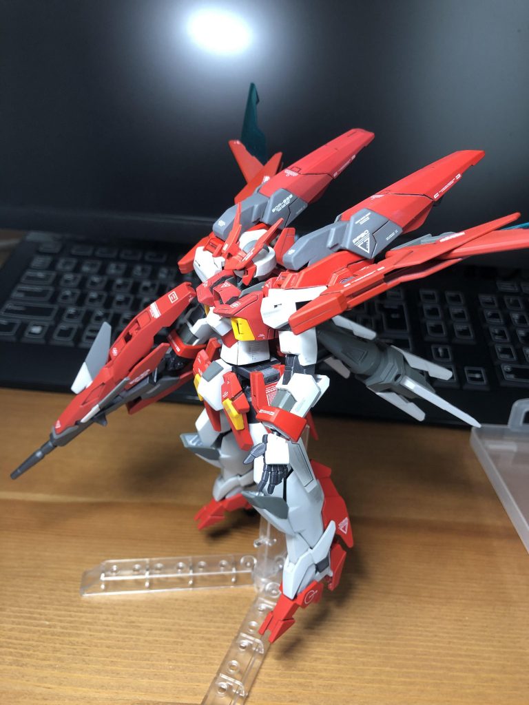 機体色を赤に変更し肩にバーニアを増設して機動性を向上させるイメージで作製しました