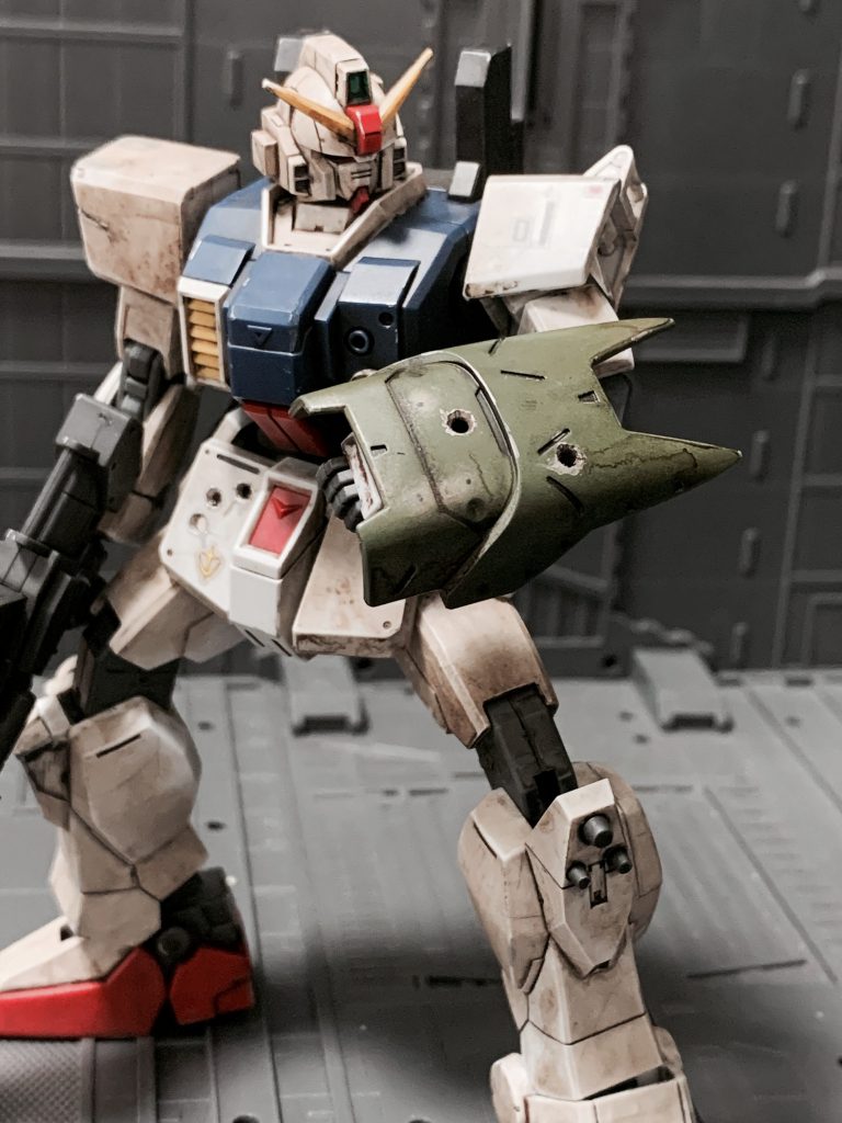 シールド。HGアスタロトのものを流用しています。基部を付け替えただけの簡単作業です。