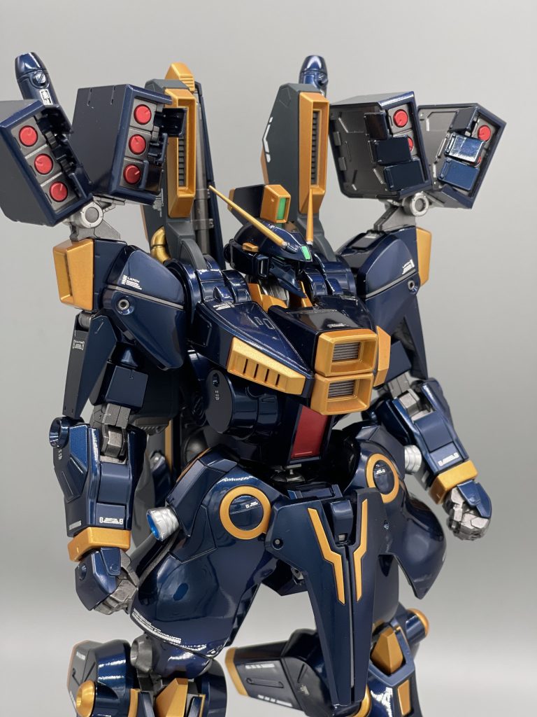 使用した塗料はプリズムブルーブラックパールゴールドネイビーブループライマリーメタリックレッドスターブライトアイアンスターブライトジュラルミンスターブライトシルバー蛍光グリーン蛍光ピンク蛍光ブルークリスタルカラーサファイアブルークリスタルカラーアメジストパープル