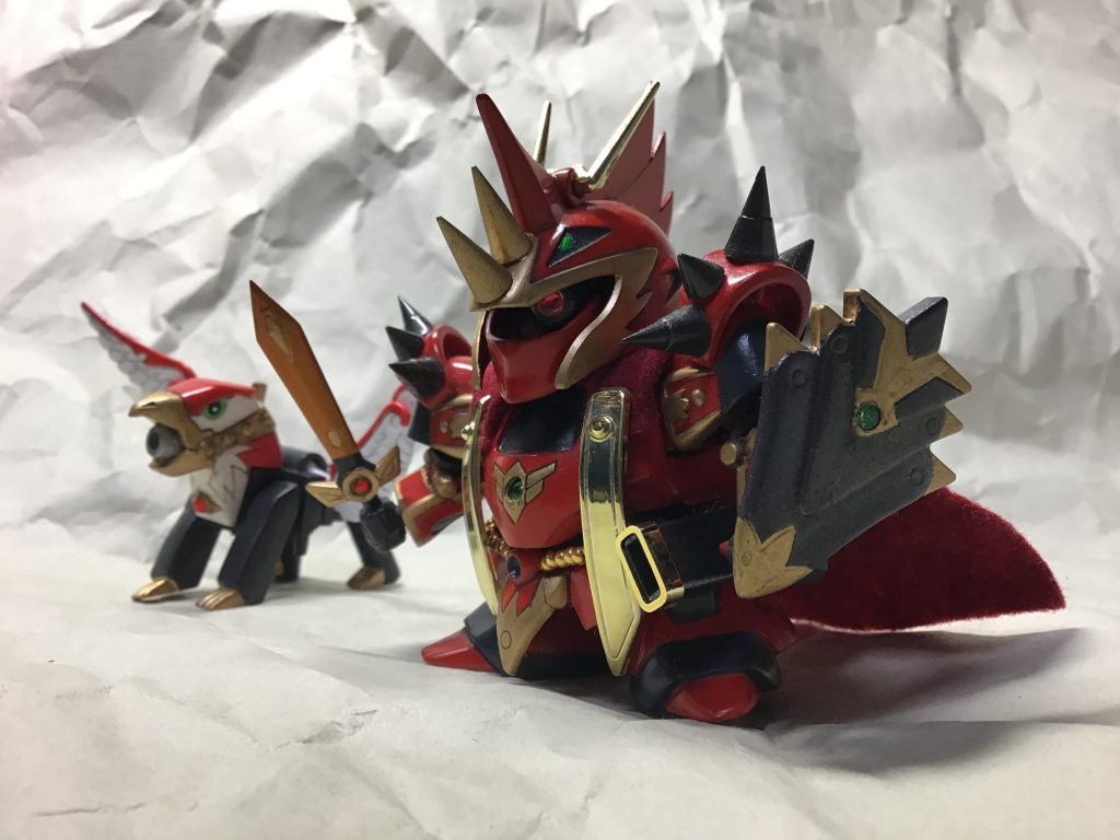 グリフォン分離ギミックもそのまま残してあります。モノアイもビルダーズパーツで、クリアパーツの裏には100均のキラキラしたシールが貼ってあります。マントも100均素材で、フェルトを切り出しました。