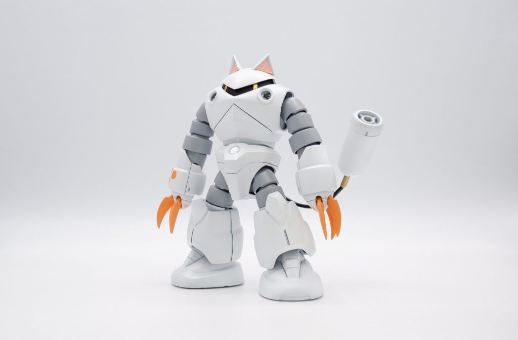 フロント白猫をイメージで白のボディカラーにユニークなキャラクターっぽさを出すために通常のズゴックより足が短く腕が長めになっています。足の関節の一つを腕に移植しています。ここは無改造です