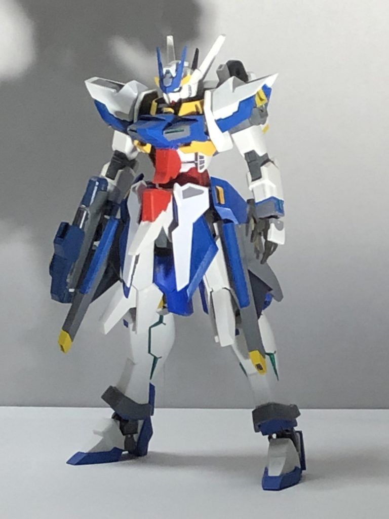 羽なし正面。武装はビームガン、ビームサーベル、レールガンです。