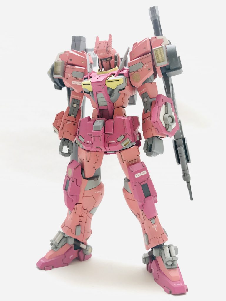 Oガンダムに00スカイのバックパックをつけて赤く塗ったらレッドウォーリアの出来上がりーーと軽く考えていましたが、足首とか盾とか寄せるのが難しくてけっこう難航しました。