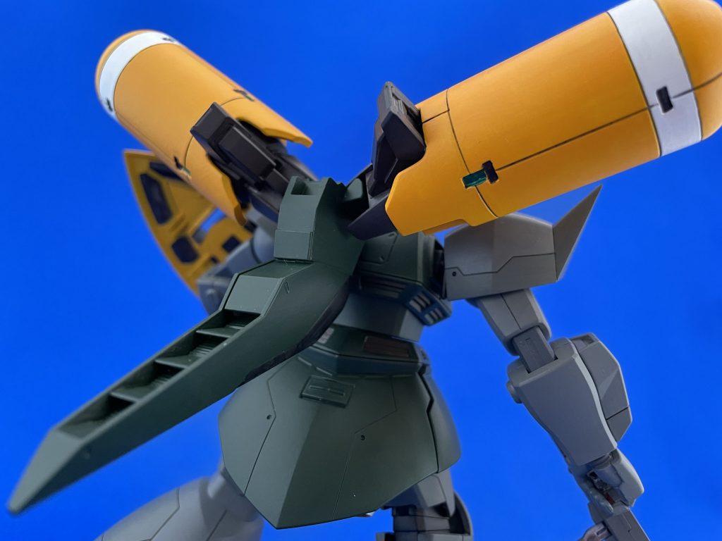 バックパック下部はテイルスラスターとなっています。ゲルググの構造上、正面方向への推進力に乏しいため、それを補うイメージです。