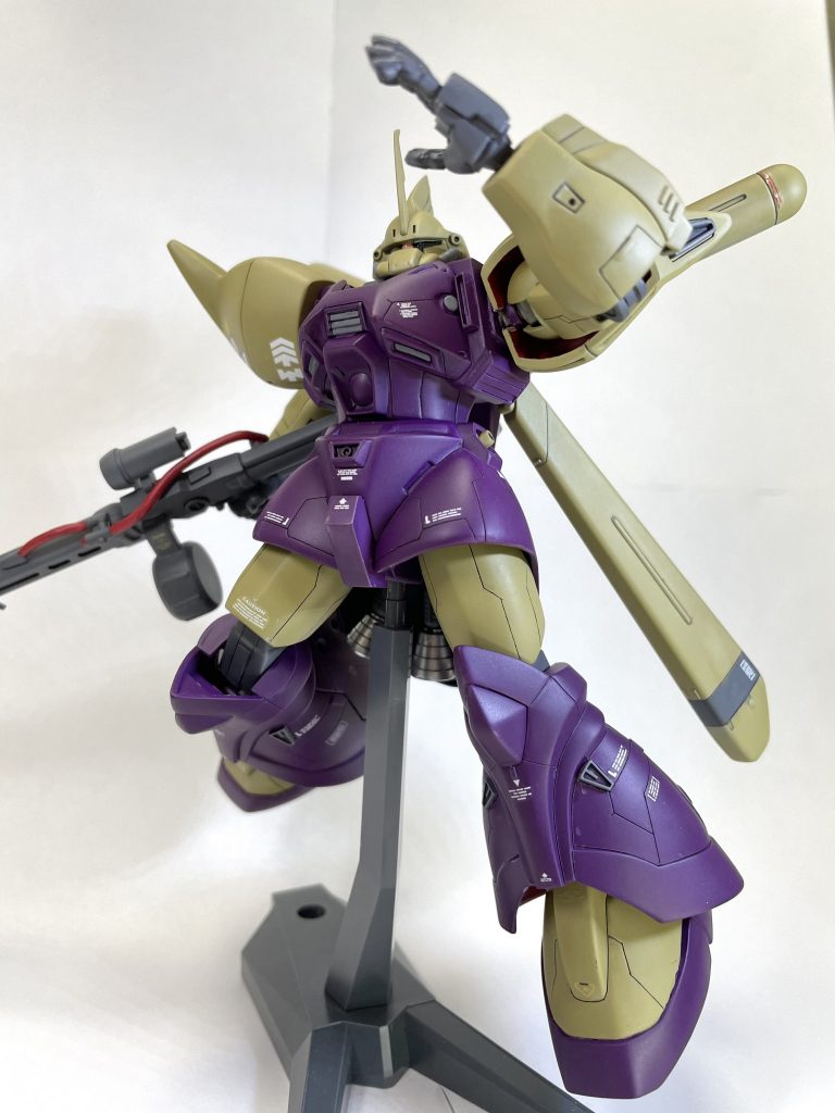 味方を先導するマリーネ指揮官機。なぜここまで指揮官機と書いているかというと、右肩にデカールで04の数字(シーマ機が何番か知らん)と階級章を訳もわからずべた貼りしてしまい、艶消し吹いた当日Twitterで正しい階級章の一覧表を発見。がっかり。お詳しい方から