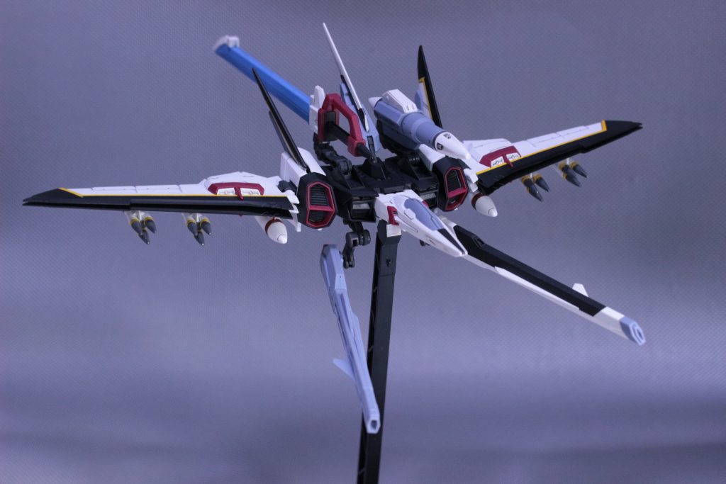 オオトリストライカーのギミックはビルドストライクのビルドブースターに似ていますね。というかビルドブースターがオオトリ元にしたのか…