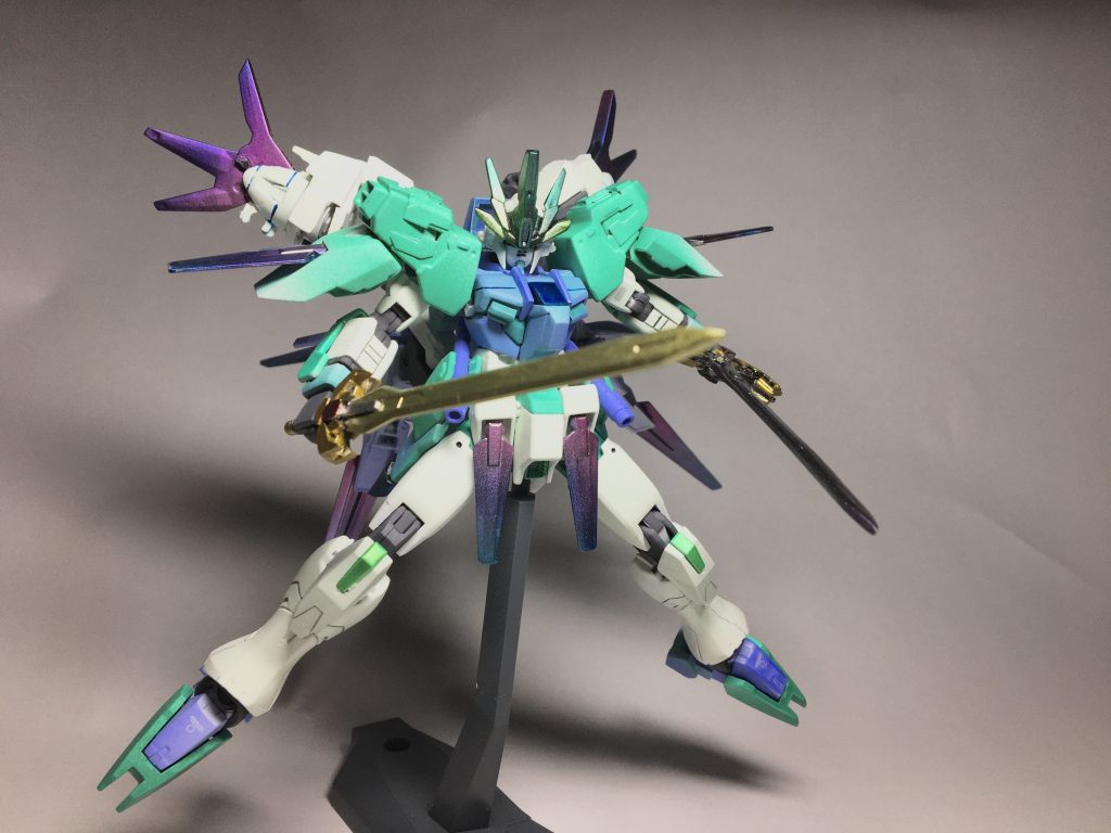 武器刀身が金色の方が「神剣ティルフィング」です。こちらはゲーム「ファイアーエムブレム聖戦の系譜」にて主人公が扱う神器と呼ばれる特別な武器をモチーフに制作しました。(もちろん、ティルフィングもミストルティンも欧州神話に登場しますよ!汗)ゲーム内では舞台となる大陸名が「ユグドラル大陸」となっているのでちょうどいいかなと思い装備させました(笑) (元々このゲームの大ファンなのが大きいかもしれませんが)ゲーム内では魔法防御というステータスが主に上昇するのでユグドラシルくんもきっと上昇すると思います(白目)