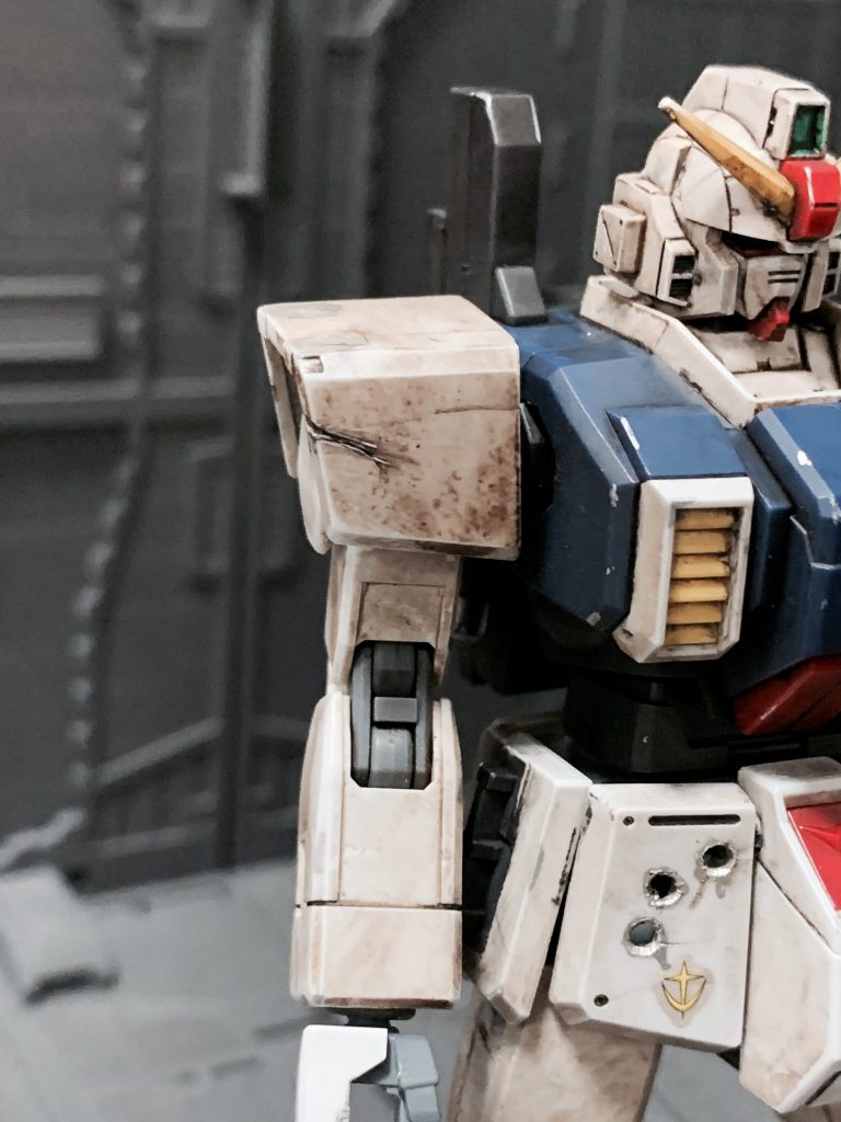 肩のラックを削り、傷を入れてみました。