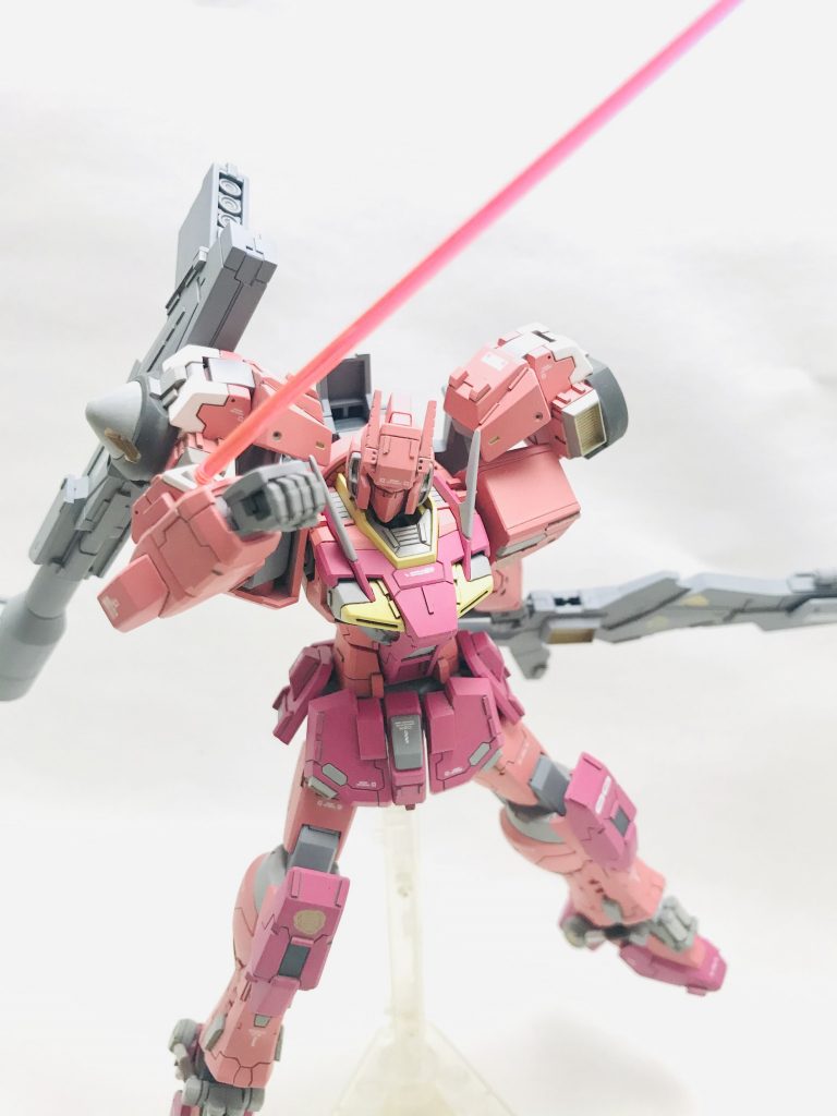 腕サーベルもそこはかとなく再現。顔はゼータのマスクをくっつけて口を削ぎ落として寄せました。マスクとアンテナでかなり印象が変わりますね。