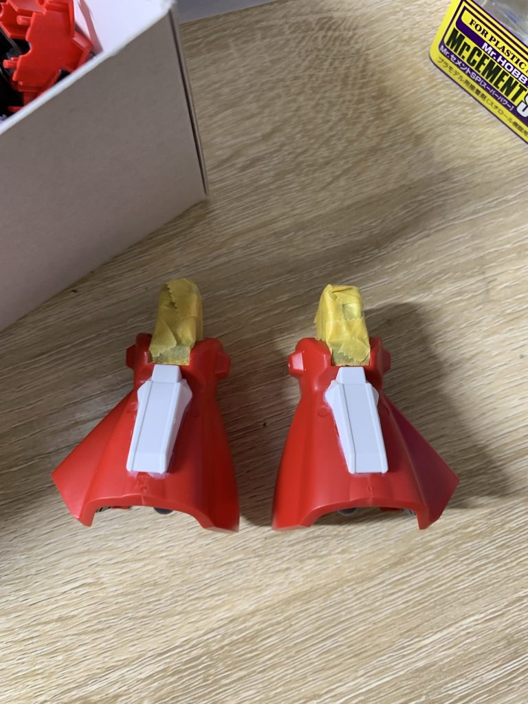 脚部の合わせ目がうまく消えなかったので、HGCEストライクのサイドアーマーを追加アーマーとして取り付けてみました。色を合わせると案外馴染んでいるかなと思います。